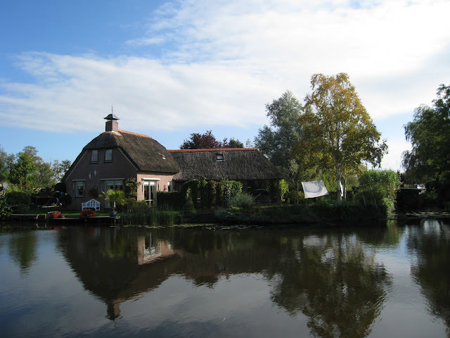 The Netherlands 初秋荷蘭的大城小鎮 – II: 羅宮 Paleis Het Loo、羊角村 Giethoorn、沃倫丹 Volendam、阿姆斯特丹 Amsterdam