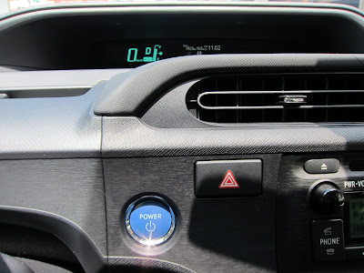 Prius C 小開箱 + 小小模特兒代言