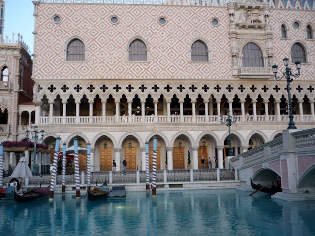 Las Vegas 賭城 拉斯維加斯 景點紀錄: 可口可樂專賣店、 永利酒店、Bellagio酒店水舞、太陽劇團O show