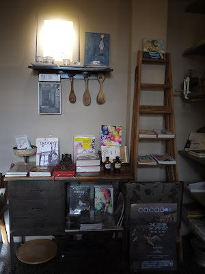 伊聖詩私房書櫃 Charming Reading Space with Aroma of Food and Herbal Essences