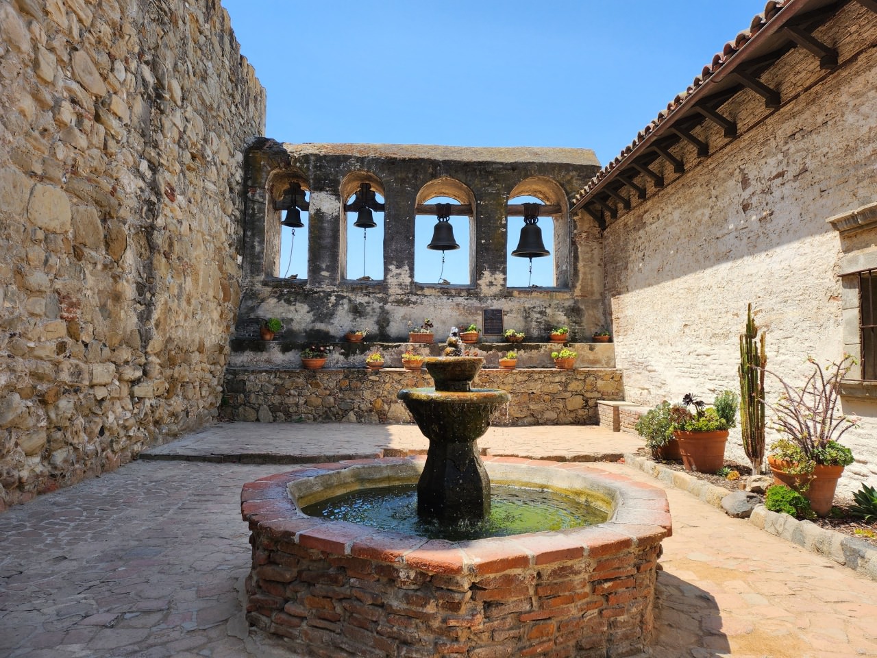 南加州 Mission San Juan Capistrano 聖胡安燕子教堂 古老莊嚴的遺跡和繁花似錦的花園 神聖花園