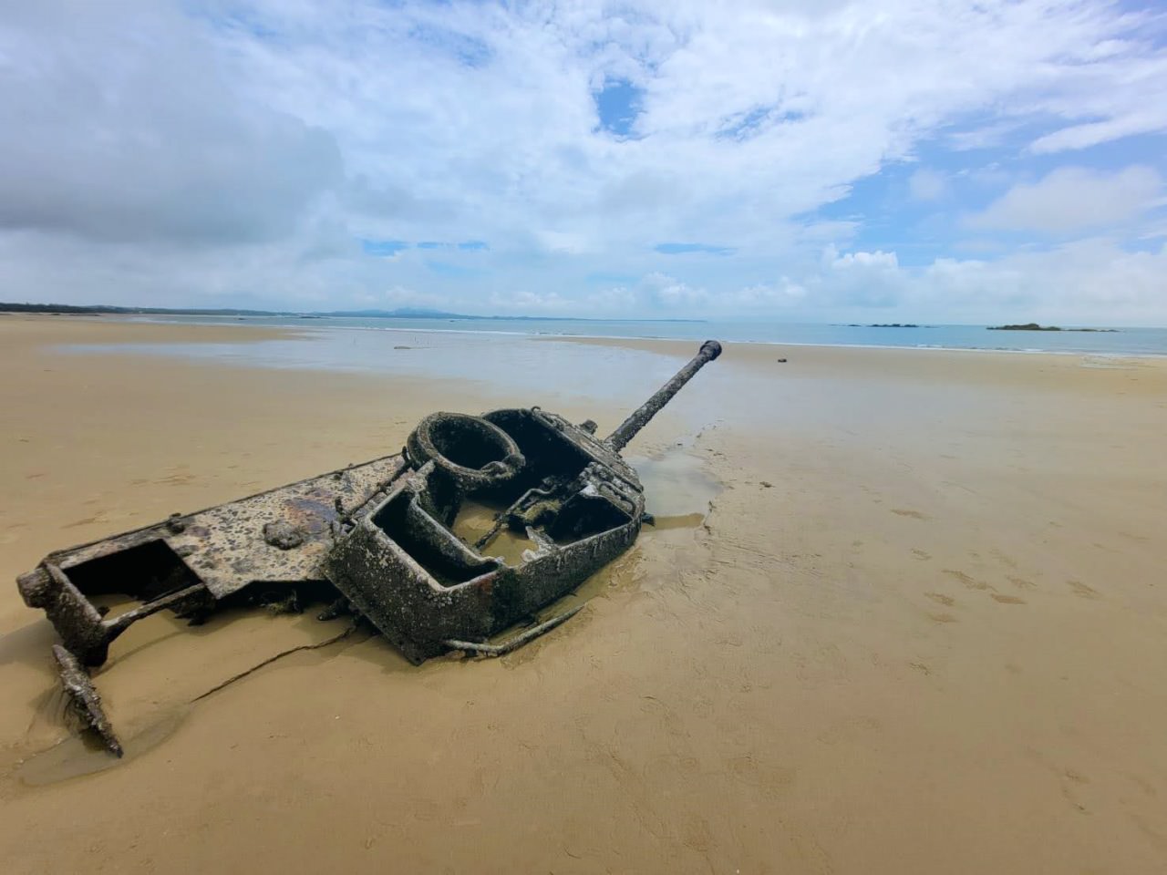 金門景點 歐厝沙灘 沉睡在海邊被時間遺忘的戰車 無數半透明小螃蟹在沙灘上鑽洞