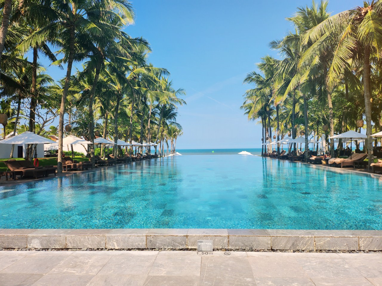 越南會安 四季酒店 無邊際泳池與潔白沙灘相伴 