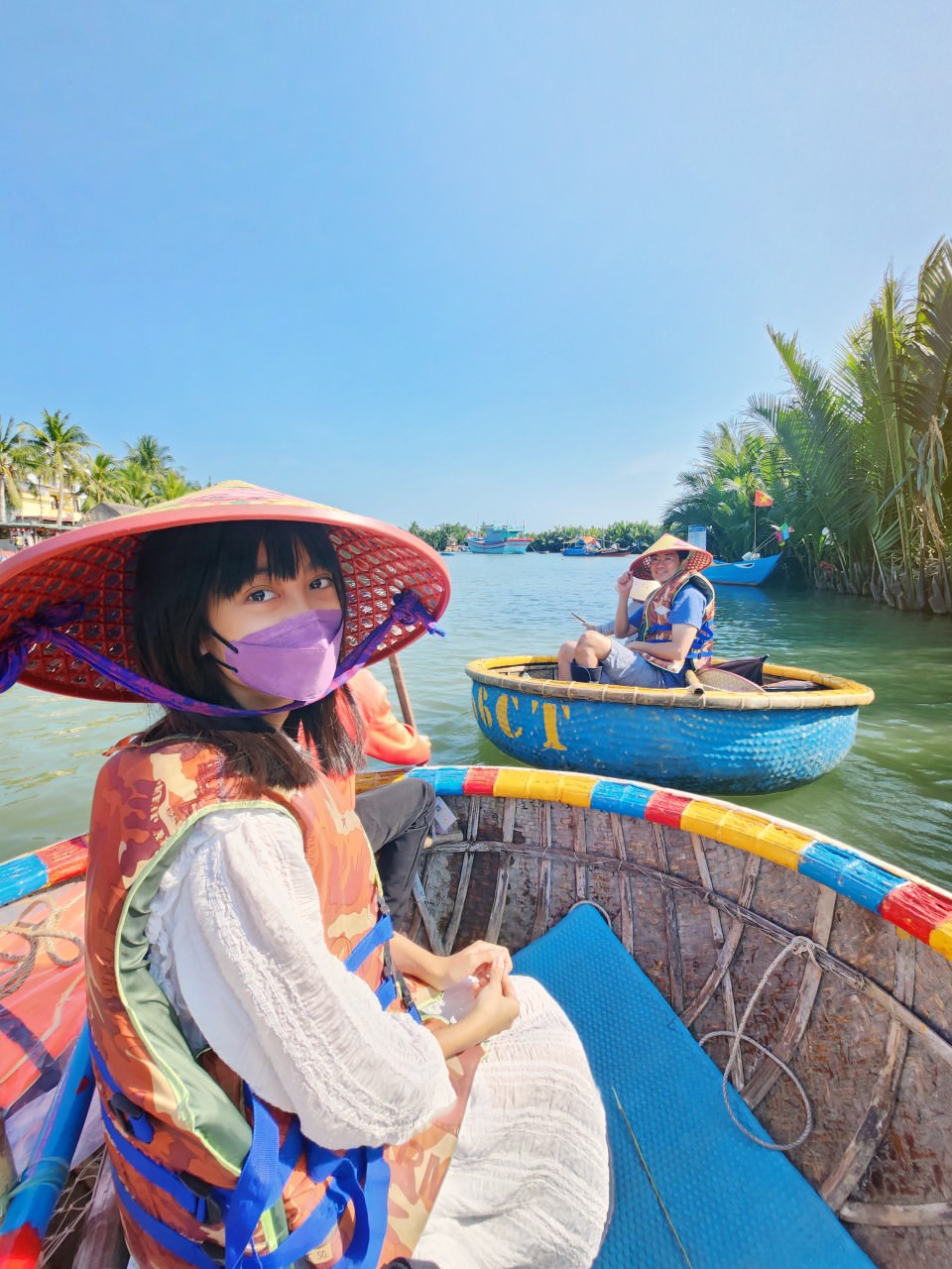 越南會安 竹籃船/椰林簸箕船 乘坐籃船悠閒划過特別的水上椰林，還可以欣賞或親自體驗彷彿水上咖啡杯的旋轉籃船