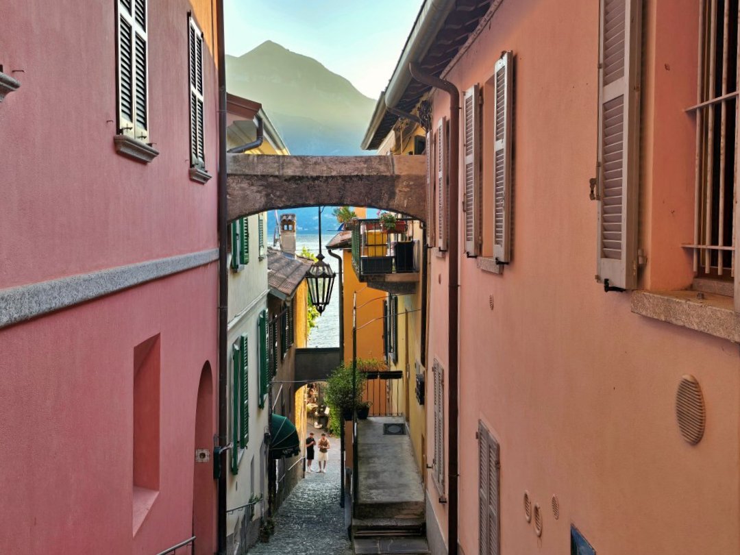 義大利科莫湖瓦倫納小鎮。科莫湖畔的詩意小鎮 Varenna 散步地圖,最適合拍照的角落 - 第14張圖 義大利科莫湖瓦倫納小鎮。科莫湖畔的詩意小鎮 Varenna 散步地圖,最適合拍照的角落