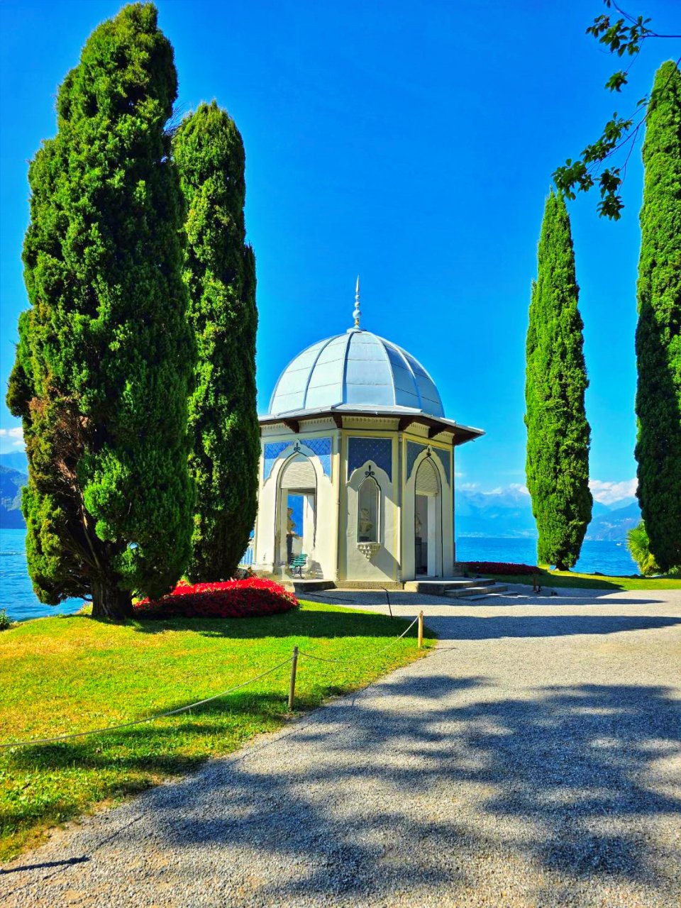 貝拉焦小鎮 Bellagio 梅爾齊別墅花園 Giardini di Villa Melzi。科莫湖畔最美貴族花園,驚豔優雅植物園與摩爾風格小亭 - 第3張圖