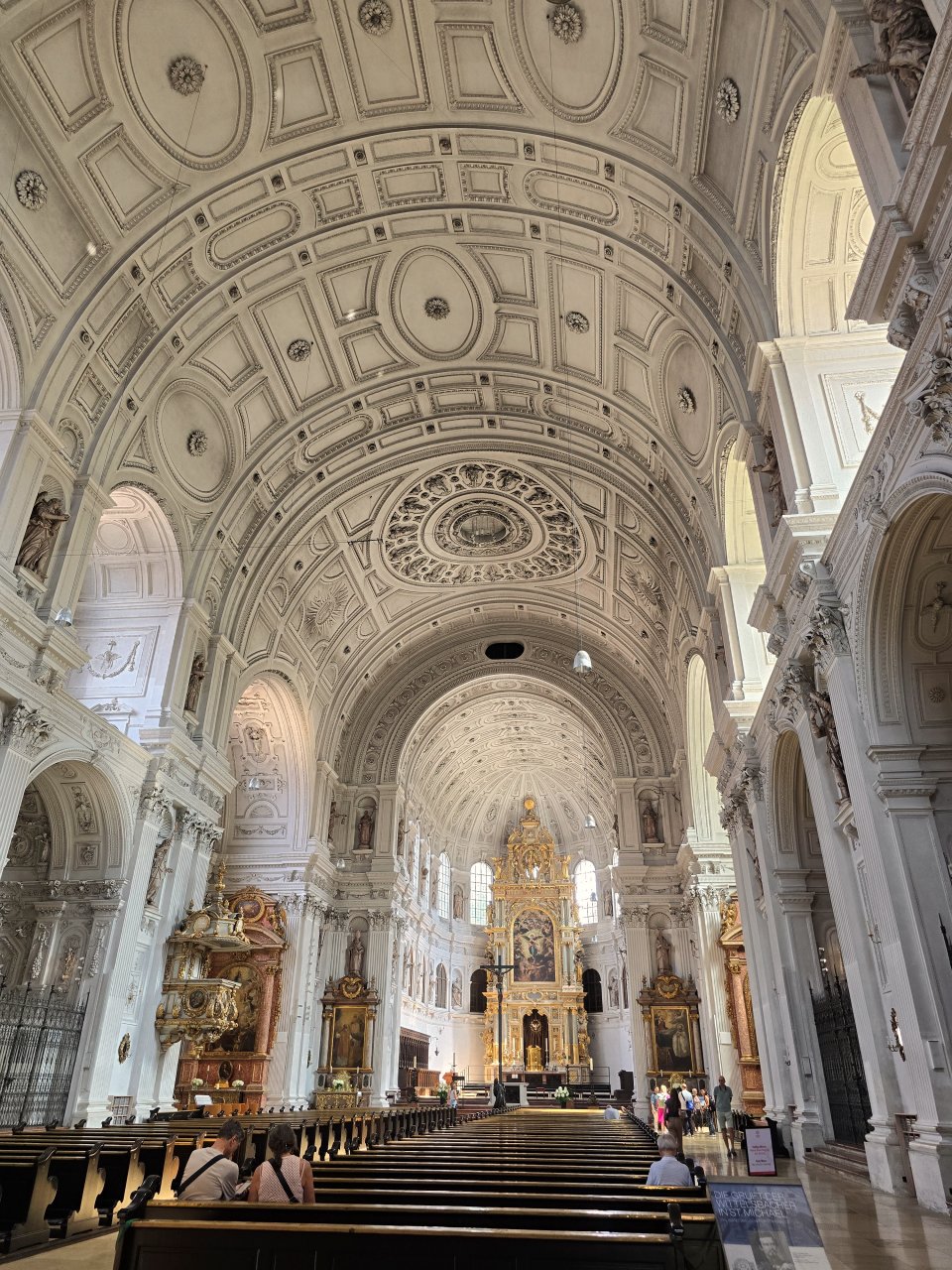 德國慕尼黑 聖彌額爾堂 Munich Michaelskirche。這不是普通教堂，聖彌額爾堂藏著德國宗教權力史。外觀低調，內部卻令人驚艷的教堂。