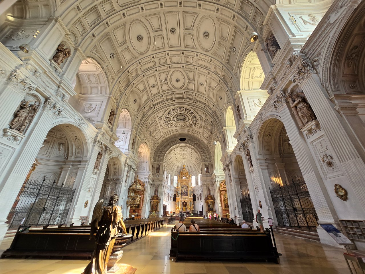 德國慕尼黑 聖彌額爾堂 Munich Michaelskirche。這不是普通教堂，聖彌額爾堂藏著德國宗教權力史。外觀低調，內部卻令人驚艷的教堂。