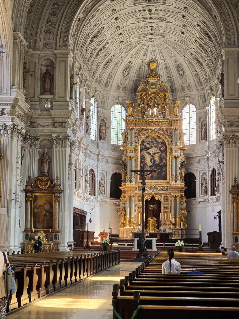 德國慕尼黑 聖彌額爾堂 Munich Michaelskirche。這不是普通教堂，聖彌額爾堂藏著德國宗教權力史。外觀低調，內部卻令人驚艷的教堂。