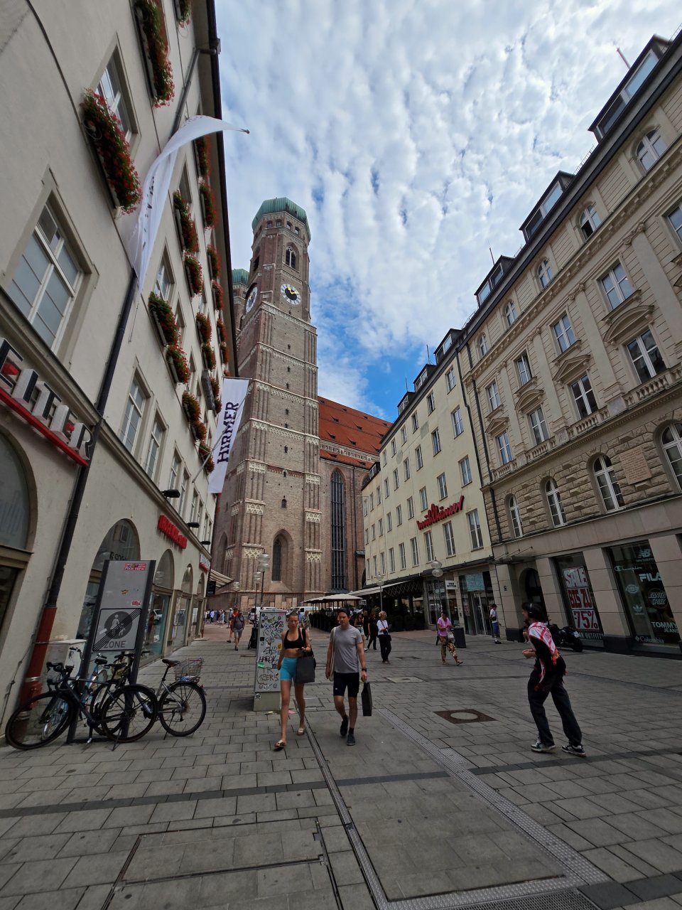 德國慕尼黑 聖彌額爾堂 Munich Michaelskirche。這不是普通教堂，聖彌額爾堂藏著德國宗教權力史。外觀低調，內部卻令人驚艷的教堂。