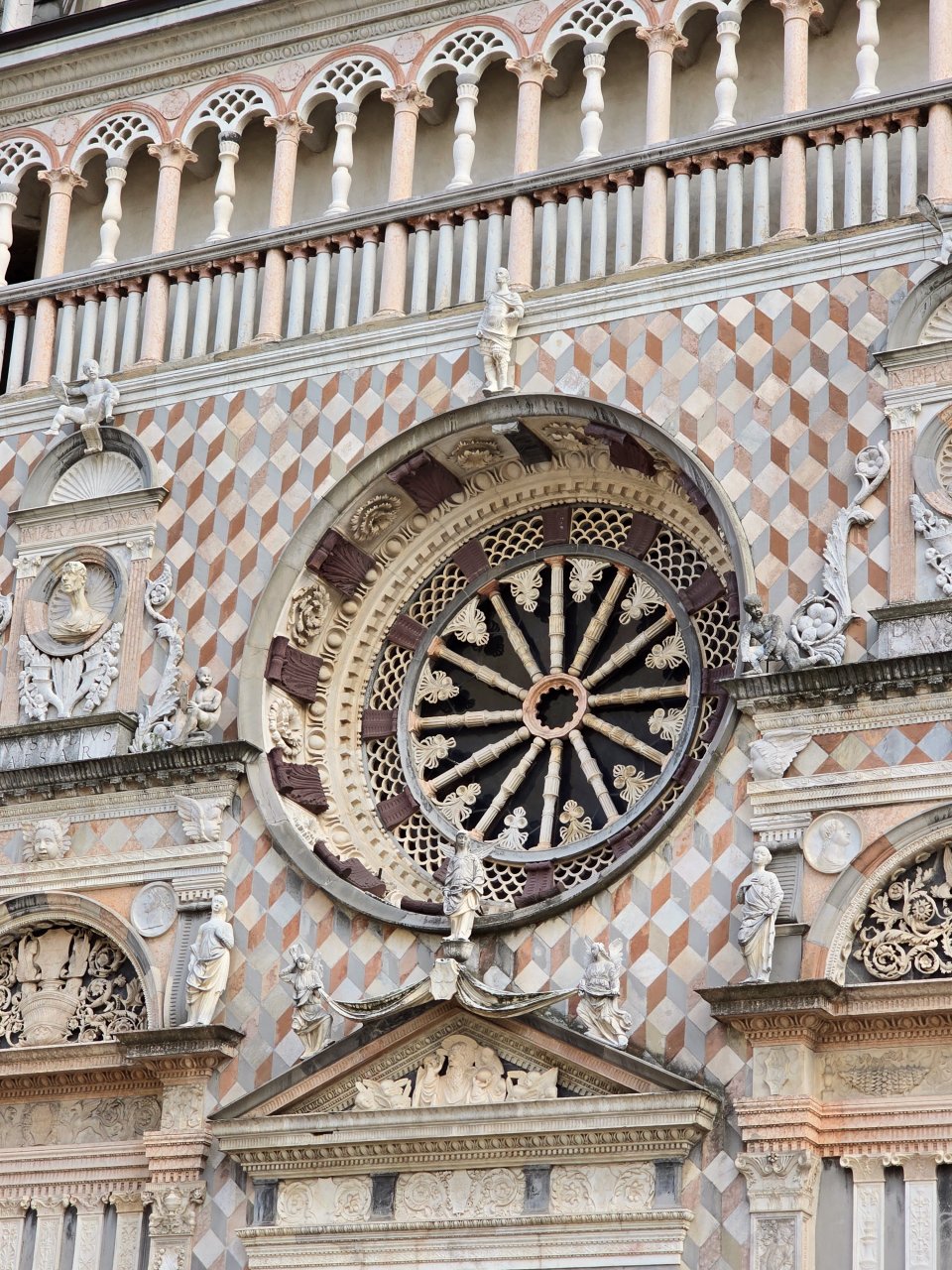 義大利貝爾加莫 Bergamo。米蘭東北方的隱藏寶藏古城,沉醉在文藝復興時期的古典氛圍中 - 第10張圖 義大利貝爾加莫 Bergamo。米蘭東北方的隱藏寶藏古城,沉醉在文藝復興時期的古典氛圍中