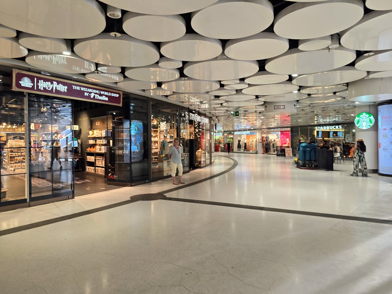 慕尼黑 哈利波特專賣店。Thalia Harry Potter Store 結合書店與魔法世界主題，像是走進霍格華茲的場景，還有免費互動拍照裝置