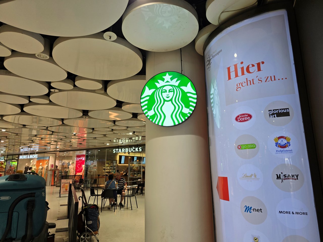 慕尼黑 哈利波特專賣店。Thalia Harry Potter Store 結合書店與魔法世界主題，像是走進霍格華茲的場景，還有免費互動拍照裝置