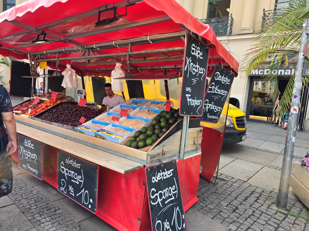 慕尼黑 哈利波特專賣店。Thalia Harry Potter Store 結合書店與魔法世界主題，像是走進霍格華茲的場景，還有免費互動拍照裝置