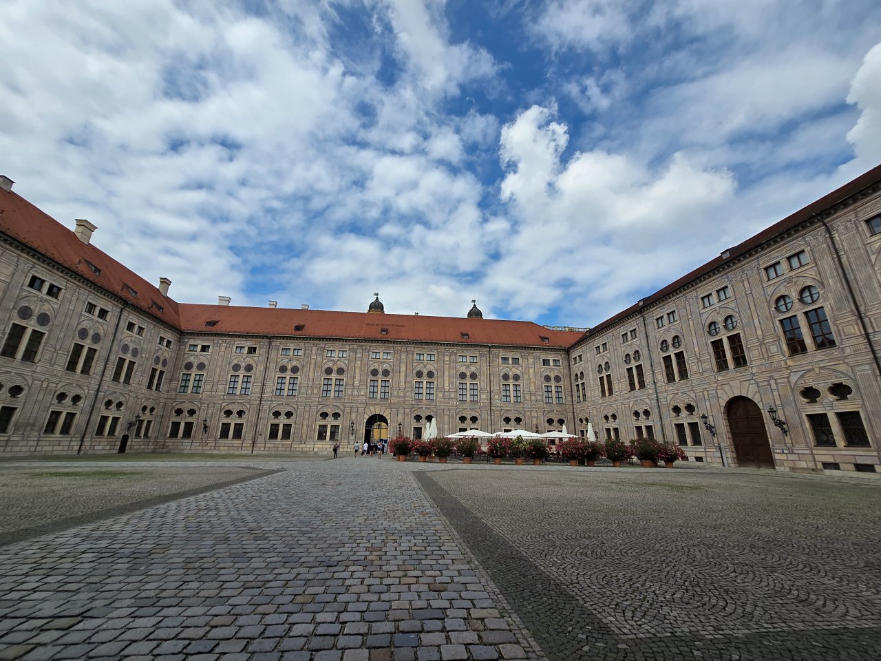 慕尼黑王宮: 走進德國最大王宮的華麗世界，交通、必看大廳與參觀重點。