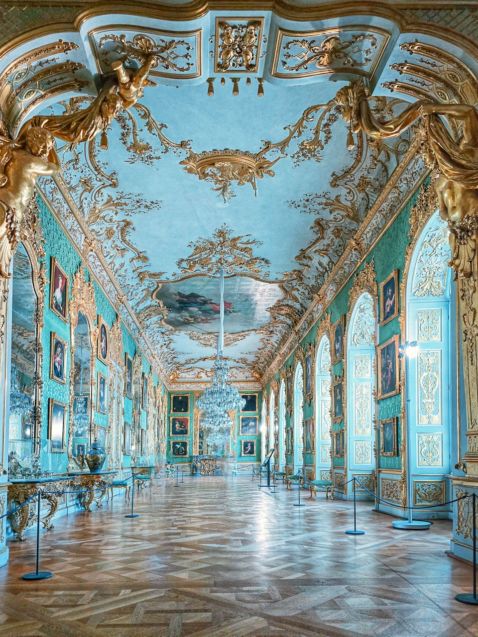 慕尼黑王宮: 走進德國最大王宮的華麗世界，交通、必看大廳與參觀重點。